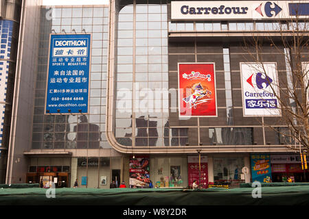 ---- Blick auf die Carrefour Supermarkt in Longde Square, Changping District, Beijing, China, 10. März 2014. Ein Einkaufszentrum am Stadtrand von B Stockfoto