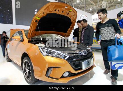 ---- Besucher Blick auf einen Plug-in-Hybrid Qin von BYD während ein Automobil Ausstellung in Nanjing City, East China Jiangsu Provinz, 22. März 2014. C Stockfoto