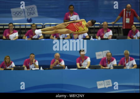 Chinas Zhu Xueying im Finale der Frauen Trampolin konkurriert während der 2014 Summer Youth Olympic Games in Nanjing City, East China Jiangsu pr Stockfoto