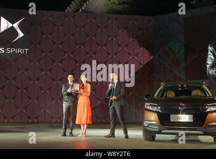 Die französische Schauspielerin Sophie Marceau, Mitte, lacht während einer Werbeveranstaltung für Citroen DS6 SUV in Peking, China, 27. September 2014. Stockfoto