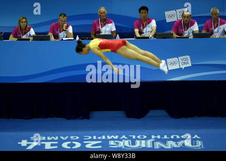 Chinas Zhu Xueying im Finale der Frauen Trampolin konkurriert während der 2014 Summer Youth Olympic Games in Nanjing City, East China Jiangsu pr Stockfoto