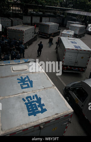 Cash transport Transporter Park bei der Firma wegen des Streiks der Arbeiter des Sui Bao Sicherheit Transport Co, die für höhere Gehälter in Guangzhou, sou Streik Stockfoto
