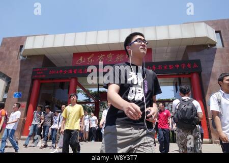 ---- Schüler verlassen den Campus nach Abschluss der Nationalen Hochschulaufnahmeprüfung (gaokao) an der Shandong experimentelle High School in JiNan cit Stockfoto