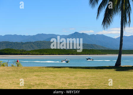 Fischerboote an einem sonnigen Tag in Port Douglas, Far North Queensland, FNQ, QLD, Australien Stockfoto