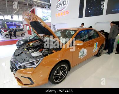 ---- Besucher Blick auf einen Plug-in-Hybrid Qin von BYD während ein Automobil Ausstellung in Nanjing City, East China Jiangsu Provinz, 22. März 2014. C Stockfoto