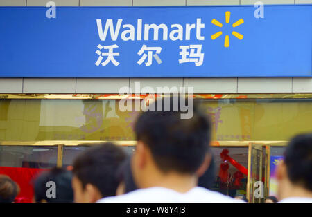 ------ Kunden besuchen einen Supermarkt von Walmart in Kunshan City, Central China Provinz Hubei, 26. September 2014. Wal-Mart Stores Inc. ist der Schwerpunkt Stockfoto