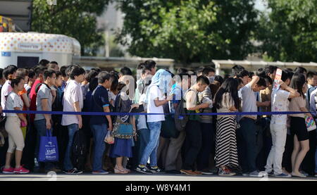 Eine Masse von Fluggästen auf Warteschlange durch Security Check in einer U-Bahnstation in Peking, China, 26. Mai 2014. U-Bahn Passagiere in Peking wird ha Stockfoto