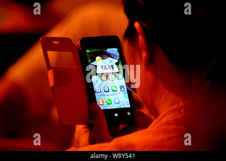 ---- Eine chinesische Mobiltelefon Benutzer schaut sich die Symbole der Apps auf seinem Smartphone in Qiqihar City, im Nordosten Chinas Provinz Heilongjiang, 6. Juli 2014. Stockfoto