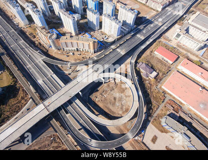 Anzeigen von Hochhäusern und erhöhten Schnellstraßen in Changchun, im Nordosten Chinas in der Provinz Jilin, 7. November 2013. Stockfoto