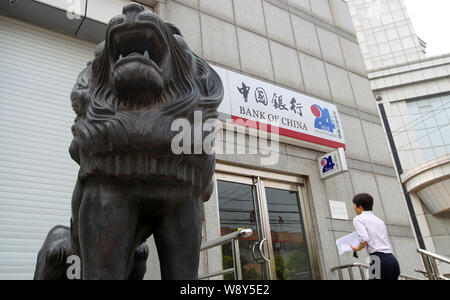 ---- Ein Kunde geht auf eine Filiale der Bank of China (BOC) in Nantong City, East China Jiangsu Provinz, 21. August 2014. Bank of China (BOC Stockfoto