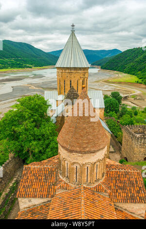 Blick von oben auf die Festung Ananuri in einem malerischen Ort im Kaukasus, ein Wahrzeichen von Georgia Stockfoto