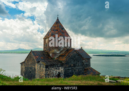 Sevan Kloster in Armenien an einem bewölkten Sommertag mit Blick auf den See Stockfoto