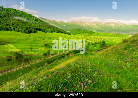 Ein malerisches Tal in Armenien, ein Blick auf die schneebedeckten Berge in der Ferne Stockfoto