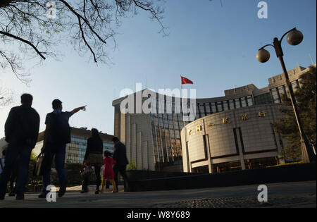 ---- Fußgänger vorbei an den Hauptsitz und Sitz der People's Bank of China (Pboc), China's Central Bank, in Peking, China, 4. April Stockfoto