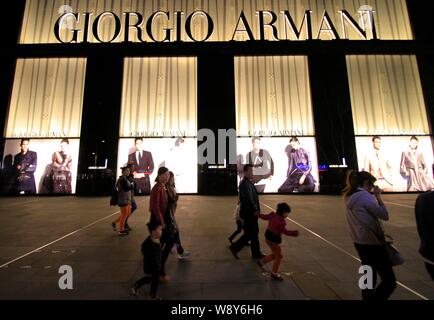 ---- Fußgänger vorbei ein Giorgio Armani store in Nanjing City, East China Jiangsu Provinz, 11. April 2013. Italienische Luxusartikel Marke Armani Stockfoto