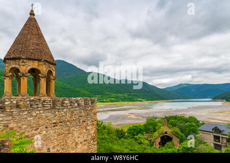 Wahrzeichen von Georgien Festung Ananuri mit einem malerischen Blick auf den Fluss Tal Stockfoto
