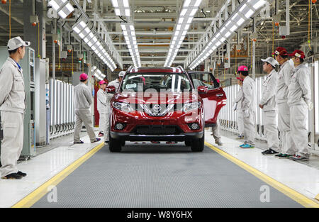 ------ Chinesische Arbeiter montieren Sie ein Auto auf dem Montageband im Auto Anlage der Dongfeng Nissan Niederlassung Dalian Gesellschaft von Dongfeng Motor Co., Ltd. Stockfoto