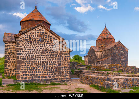 Blick auf Sevanavank Kloster in den Strahlen der untergehenden Sonne, Anblick von Armenien Stockfoto