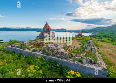 Die Ruinen und die Wände der alten christlichen Kloster Sevanavank auf Sevan Armenien Sicht Stockfoto