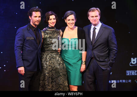 (Von links) amerikanische Schauspieler Matthew McConaughey, Schauspielerin Anne Hathaway, britische Filmproduzent Emma Thommas und Ihr Regisseur Mann Christopher Keine Stockfoto