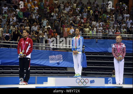 (Von links) Silbermedaillengewinner Rana Nakano von Japan, goldmedallist Zhu Xueying von China und bronzemedallist Maria Zakharchuk Russlands pose Am award Stockfoto