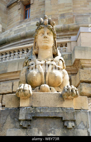 Mannheim, Deutschland - Juli 2019: Vorderansicht des griechischen weiblichen Sphinx Sandstein Skulptur am Wasser Tour namens "Wasserturm" in Mannheim. Stockfoto