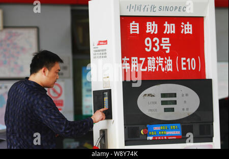 ------ Fahrer tankt ein Auto an einer Tankstelle von Sinopec in Sanmenxia Stadt, zentrale China Provinz Henan, 9. Mai 2013. China hat eine Majo entdeckt Stockfoto