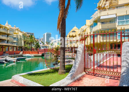 Blick auf die Boote und Brücken im Puerto Marina. Nerja, Andalusien, Spanien Stockfoto