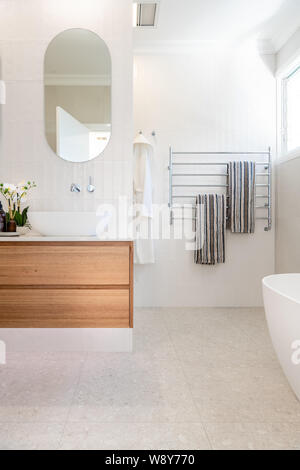 Luxus inländischen Badezimmer Dusche und Waschtisch mit Eiche Kommode Schubladen, Weiß und helle Beleuchtung Stockfoto