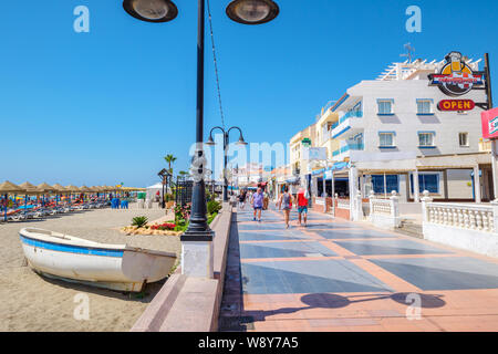 Strandpromenade (Paseo Maritimo) am Strand von Playa de La Carihuela. Torremolinos, Costa del Sol, Andalusien, Spanien Stockfoto