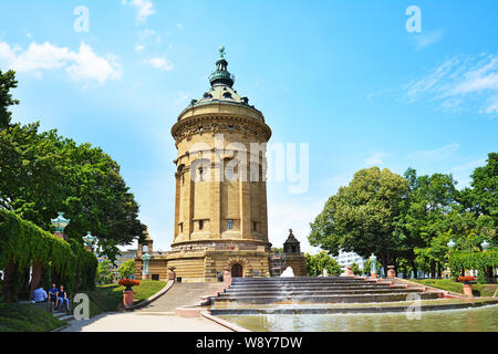 Mannheim, Deutschland - Juli 2019: Wasser Tour namens "Wasserturm", Wahrzeichen der Stadt Mannheim in kleinen öffentlichen Park im Sommer Tag Stockfoto