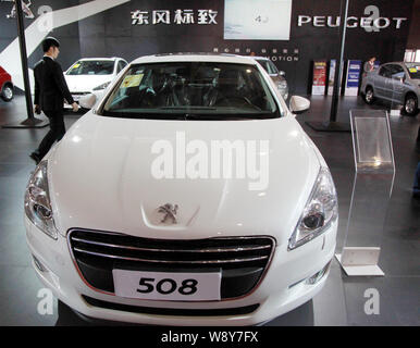 ---- Eine Dongfeng Peugeot Citroen508 ist bei einem Automobil Ausstellung in Nanjing city angezeigt, East China Jiangsu Provinz, 28. April 2013. S Stockfoto