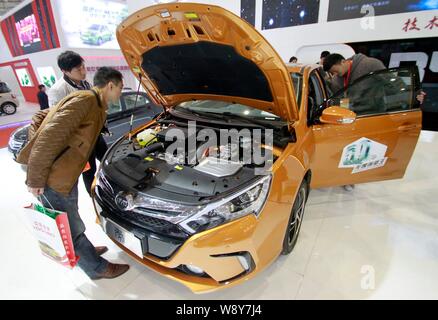 ---- Besucher Blick auf einen Plug-in-Hybrid Qin von BYD während ein Automobil Ausstellung in Nanjing City, East China Jiangsu Provinz, 22. März 2014. C Stockfoto