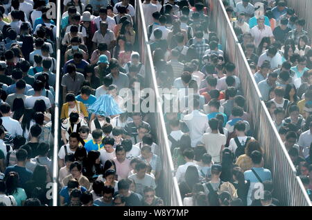 Eine Masse von Fluggästen auf Warteschlange durch Security Check in einer U-Bahnstation in Peking, China, 26. Mai 2014. U-Bahn Passagiere in Peking wird ha Stockfoto