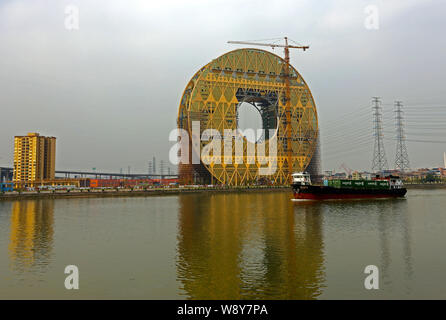 ---- Die Münze-förmige Guangzhou Yuan Tower, buchstäblich Guangzhou runder Turm, ist im Bau am Ufer des Pearl River in Guangzhou City, Stockfoto
