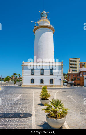 Blick auf weißen Leuchtturm Gebäude (La Farola). Malaga, Costa del Sol, Andalusien, Spanien Stockfoto