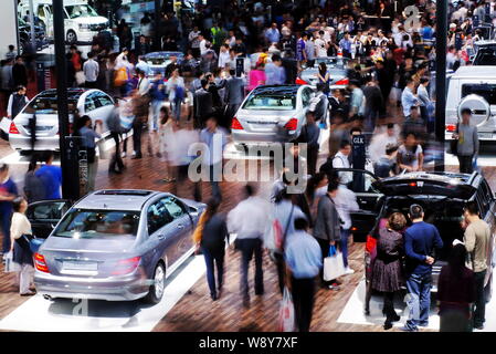 ---- Massen der Besucher bei Mercedes-Benz Cars im 15. Shanghai Internationalen Automobil- Ausstellung, die Auto Shanghai 20 bekannt Stockfoto