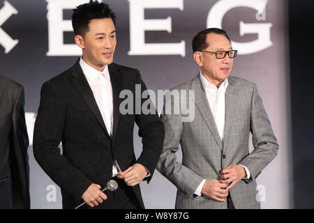 Hong Kong Schauspieler Raymond Lam, Links, wirft mit Albert Yeung, Vorsitzender des Kaisers Gruppe, während einer Pressekonferenz für seinen Eintritt Kaiser Unterhaltung Stockfoto