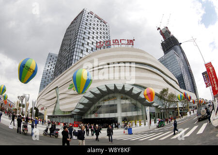 ---- Blick auf eine Wanda Plaza von Wanda Gruppe in Kunming City, im Südwesten von China Yunnan Provinz, 31. Oktober 2014. Dalian Wanda kommerzielle Propertie Stockfoto