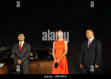 Die französische Schauspielerin Sophie Marceau, Mitte, stellt während einer Werbeveranstaltung für Citroen DS6 SUV in Peking, China, 27. September 2014. Stockfoto