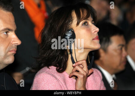 Die französische Schauspielerin Sophie Marceau, Mitte, besucht eine Werbeveranstaltung für Citroen DS6 SUV in Peking, China, 27. September 2014. Stockfoto