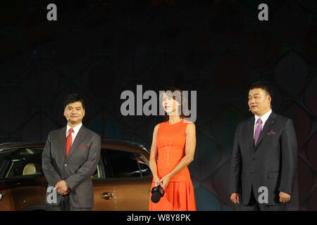 Die französische Schauspielerin Sophie Marceau, Mitte, stellt während einer Werbeveranstaltung für Citroen DS6 SUV in Peking, China, 27. September 2014. Stockfoto