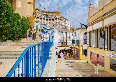 Touristen auf einem Cuesta del Tajo Straße in Torremolinos. Andalusien, Spanien Stockfoto