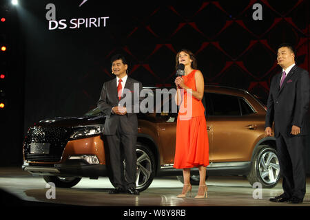 Die französische Schauspielerin Sophie Marceau, Mitte, besucht eine Werbeveranstaltung für Citroen DS6 SUV in Peking, China, 27. September 2014. Stockfoto