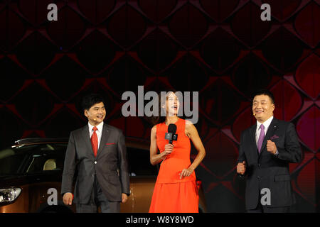 Die französische Schauspielerin Sophie Marceau, Mitte, lacht während einer Werbeveranstaltung für Citroen DS6 SUV in Peking, China, 27. September 2014. Stockfoto