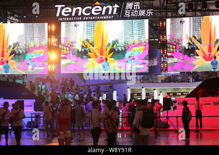 ---- Leute besuchen Sie den Stand von Tencent interaktive Unterhaltung während des 12. China Digital Entertainment Expo, auch als ChinaJoy 2014 bekannt, in Stockfoto