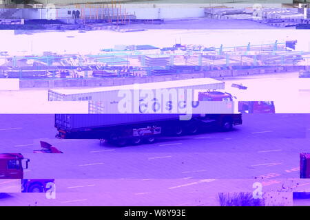 ---- Ein LKW-Transporte einen Behälter mit cosco am Yangsan Tiefwasserhafen der Shanghai International Versand Center in Shanghai, China, 8. August 2. Stockfoto