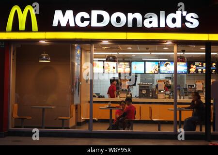 - - - - Kunden sind an einem McDonald's Fast Food Restaurant in Shanghai, China, 21. Juli 2014 gesehen. McDonald's Corp. ist - die nicht gegebenen Investoren m Stockfoto
