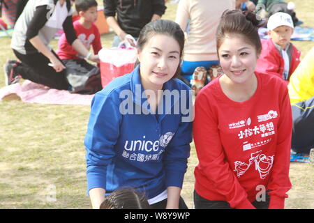 Chinesischen Olympischen tauchen Meister Guo Jingjing, Links, und Judy Chen, rechts, Vorsitzende des Ausschusses für Hong Kong Der Childrens Fund der Vereinten Nationen (UNI Stockfoto