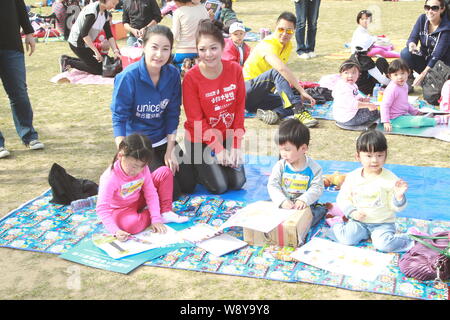 Chinesischen Olympischen tauchen Meister Guo Jingjing, Links, und Judy Chen, rechts, Vorsitzende des Ausschusses für Hong Kong Der Childrens Fund der Vereinten Nationen (UNI Stockfoto